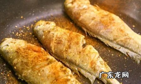 为什么煎鱼会掉皮粘锅,煎鱼为什么粘锅掉皮