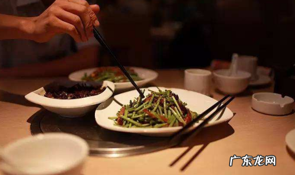 用勺子就餐时应注意,用勺子就餐时应注意