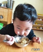 用勺子就餐时应注意,用勺子就餐时应注意