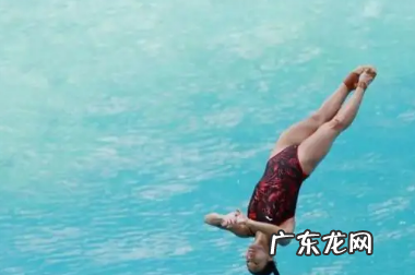 跳水运动员怎么压水花,跳水如何压水花手掌