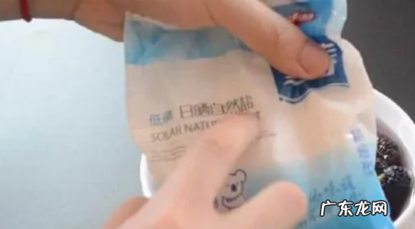 槡果怎么洗干净,桑葚怎么洗用盐水泡或流动水冲洗即可