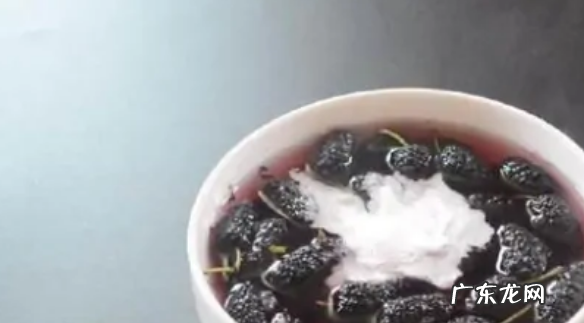 槡果怎么洗干净,桑葚怎么洗用盐水泡或流动水冲洗即可