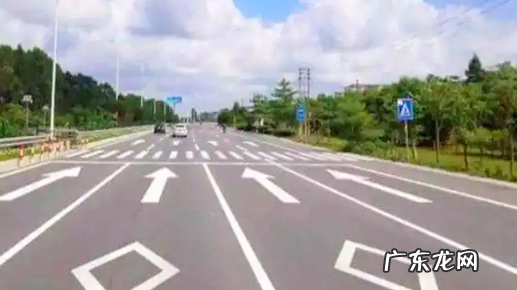 车道上菱形什么意思,路上菱形块是什么标志