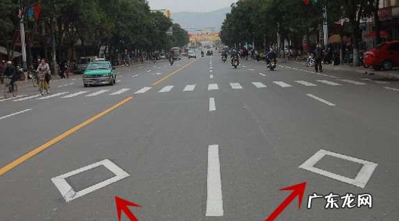 车道上菱形什么意思,路上菱形块是什么标志