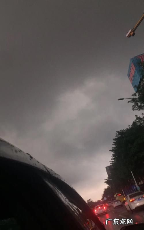 为什么下雨天会变黑,为什么下雨的时候天会变黑