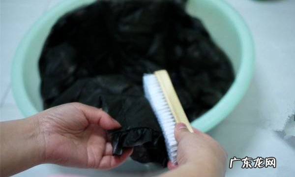 黑衣服上有白点怎么办,黑衣服发霉了怎么洗掉