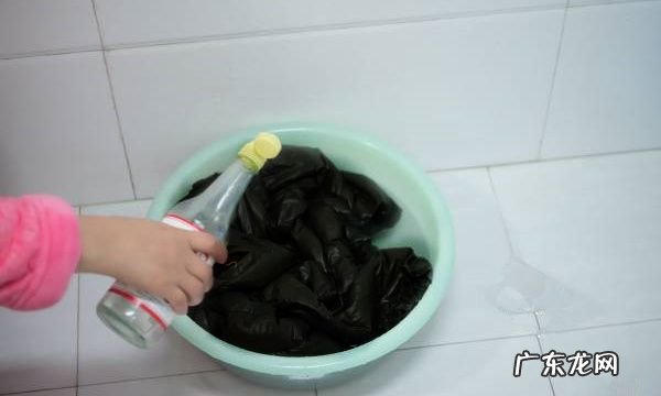 黑衣服上有白点怎么办,黑衣服发霉了怎么洗掉