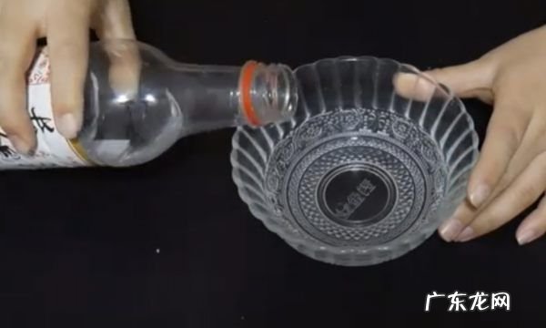 黑衣服上有白点怎么办,黑衣服发霉了怎么洗掉