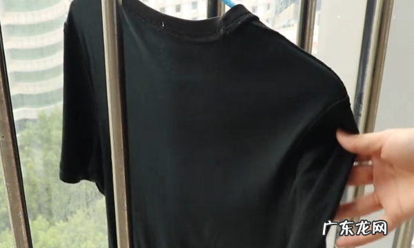 黑衣服上有白点怎么办,黑衣服发霉了怎么洗掉