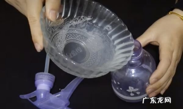 黑衣服上有白点怎么办,黑衣服发霉了怎么洗掉
