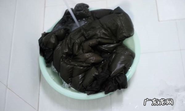 黑衣服上有白点怎么办,黑衣服发霉了怎么洗掉
