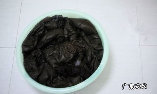 黑衣服上有白点怎么办,黑衣服发霉了怎么洗掉