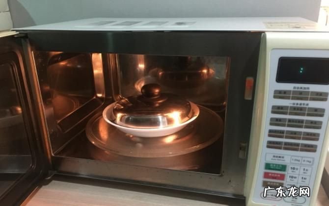 瓷盆可以在微波炉加热,微波炉可以用瓷碗加热食物