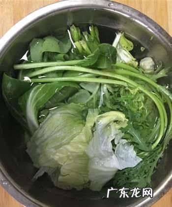 衣服上青菜汁怎么清洗,蔬菜汁染衣服如何清洗