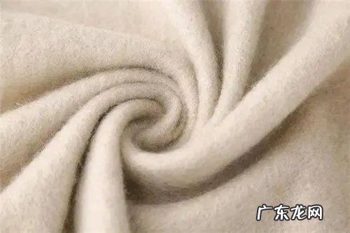 羊毛大衣叠放还是挂放,羊毛大衣如何保存防虫