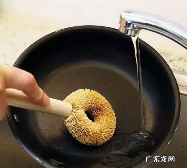 不粘锅底部污垢怎样清除,不粘锅锅底烧糊的黑垢怎么去除