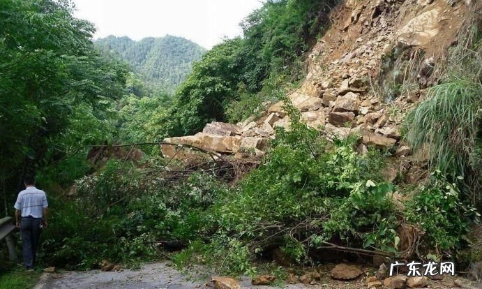 山体滑坡时往哪边跑最安全,如果发生山体滑坡时向哪边跑最安全
