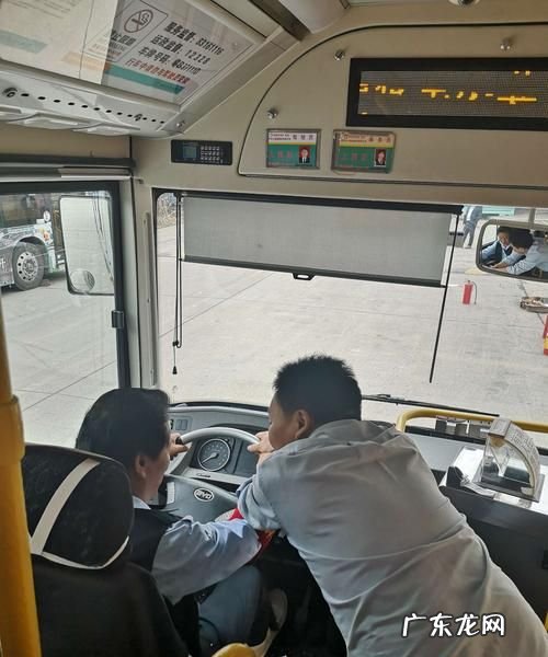 乘客抢方向盘如何处理,乘客抢夺出租车方向盘怎么处理