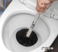 马桶堵了但还缓慢下水怎么通最快,马桶堵了水可以下去但特别慢怎么办