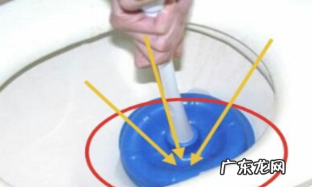 马桶堵了但还缓慢下水怎么通最快,马桶堵了水可以下去但特别慢怎么办