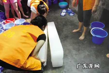 房间洒水可以降温吗,天热了在房间里放一桶水可以降温