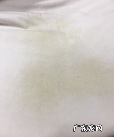 被子上一块块黄斑是啥,为什么被子枕头发黄