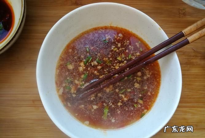 油碗怎么调好吃,吃火锅时候的蒜泥油碗是怎么做的
