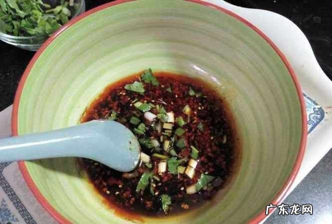 油碗怎么调好吃,吃火锅时候的蒜泥油碗是怎么做的