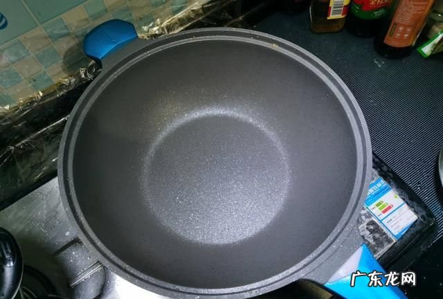 不粘锅有细微划痕会有毒么,不粘锅刮花了有毒