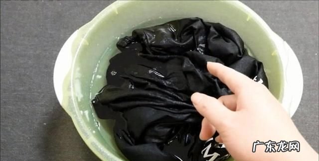 衣服一块掉色如何恢复,衣服掉色如何处理