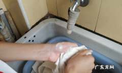 84消毒液弄在衣服上用什么方法可以去掉,衣服上染上84消毒液怎样去除干净