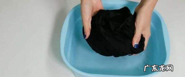 84消毒液弄在衣服上用什么方法可以去掉,衣服上染上84消毒液怎样去除干净
