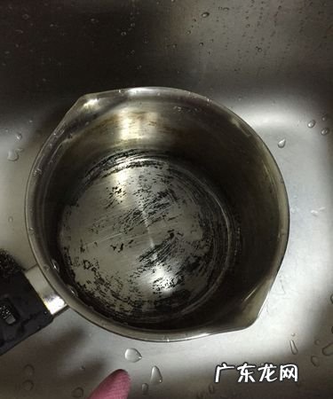 锅烧黑了怎么办,铁锅烧糊的黑垢怎么去除