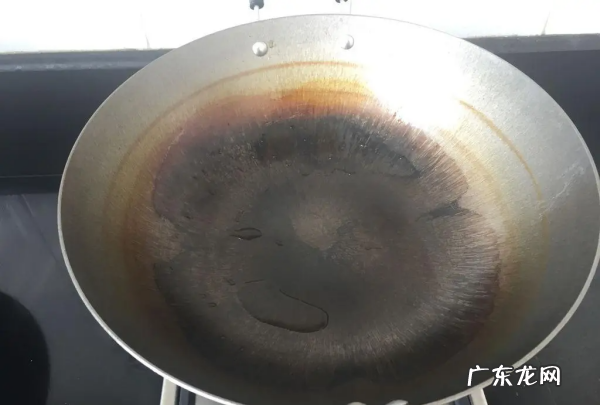 锅烧黑了怎么办,铁锅烧糊的黑垢怎么去除