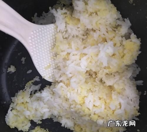 大米饭成坨怎么办,炒米饭粘成一坨的原因