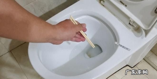 筷子掉进厕所怎么办,塑料筷子掉到马桶怎么办