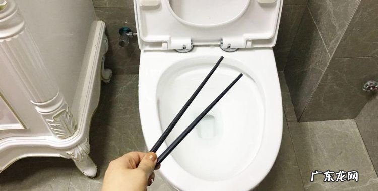 筷子掉进厕所怎么办,塑料筷子掉到马桶怎么办