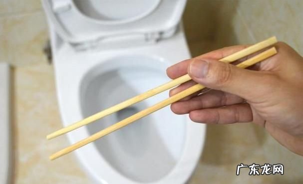 筷子掉进厕所怎么办,塑料筷子掉到马桶怎么办
