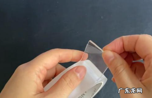 墙上的免打孔胶怎么去除,免打孔胶粘后如何移除胶水