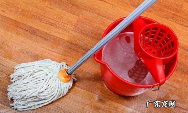 下雨天拖地为什么会有腥味,瓷砖拖地后有腥味是怎么回事