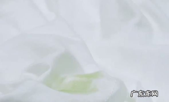补鞋胶水粘衣服怎么洗,衣服上弄到鞋胶该怎样去除