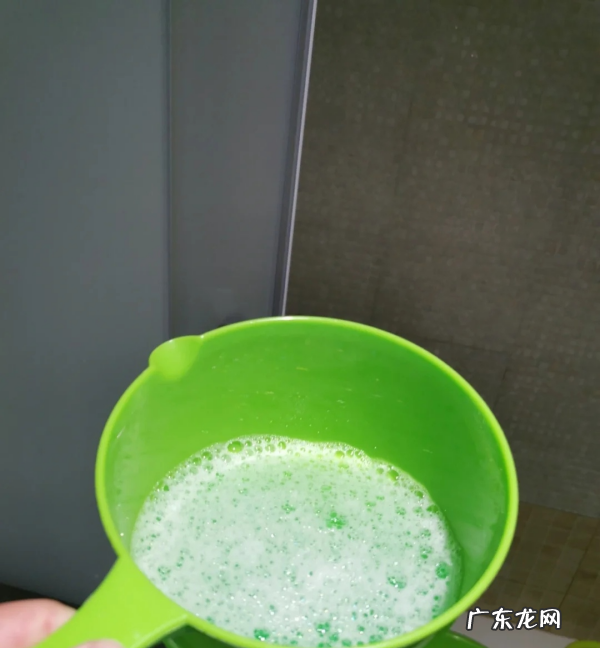 清洗厨房油污用什么,用什么清洗厨房油污最快