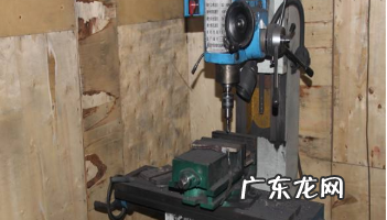 使用钻床时是否可以戴手套操作,在钻床上钻孔时操作者是否可以佩戴手套进行工作