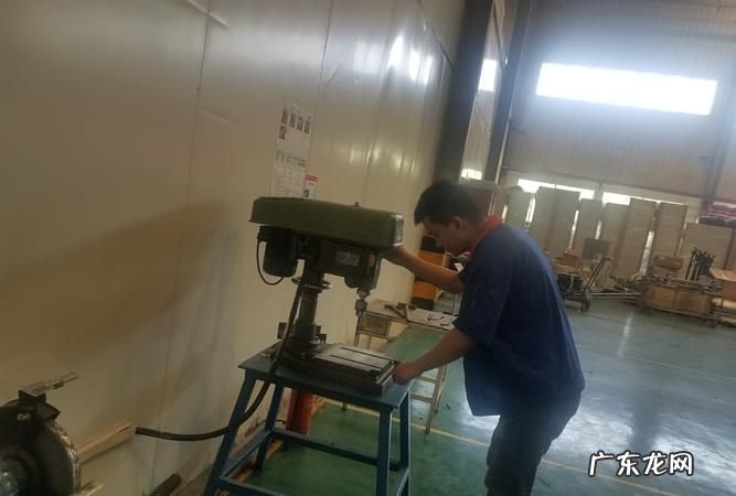 使用钻床时是否可以戴手套操作,在钻床上钻孔时操作者是否可以佩戴手套进行工作