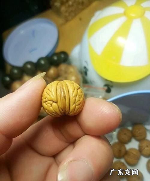 桃核最简单打磨方法,蟠桃核怎么打磨打孔成型的