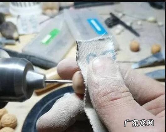 桃核最简单打磨方法,蟠桃核怎么打磨打孔成型的