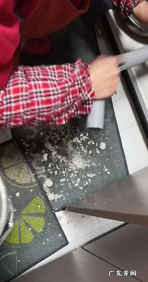 厨房下水道白色硬块如何去除,厨房下水道的油块怎么清除