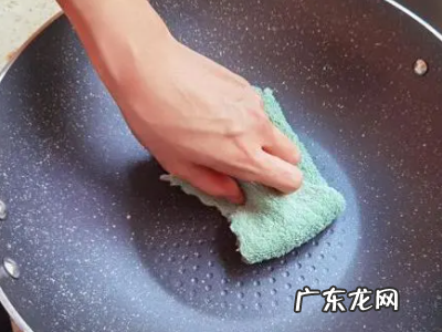 铁锅怎样开锅不粘不锈,新铁锅怎么开锅不生锈不粘锅