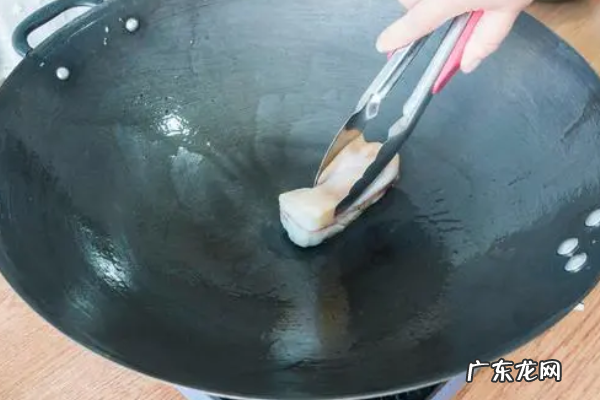 铁锅怎样开锅不粘不锈,新铁锅怎么开锅不生锈不粘锅