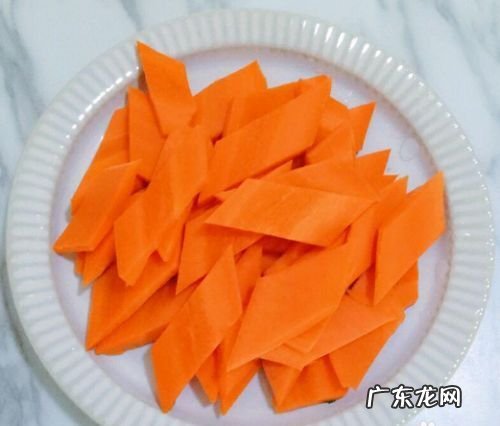 胡萝卜怎么切成菱形,胡萝卜切菱形片怎么切